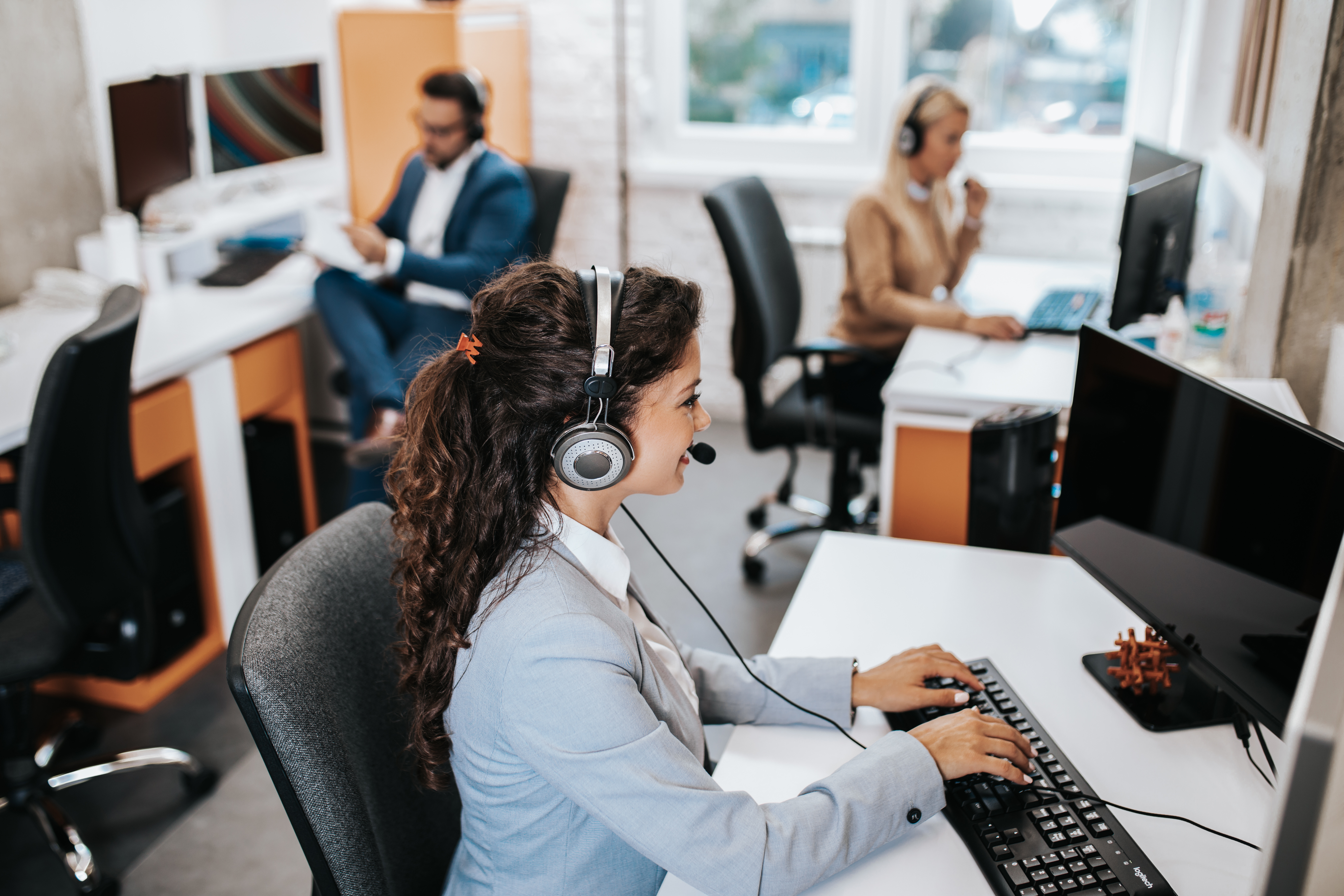 Agents working interruption free in a call center